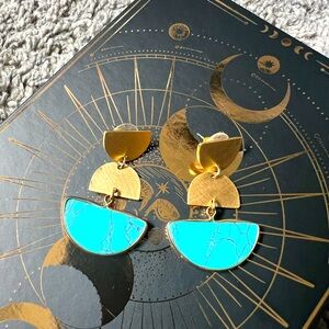 Turquoise stone inspired dangling earrings w/ gold accent.